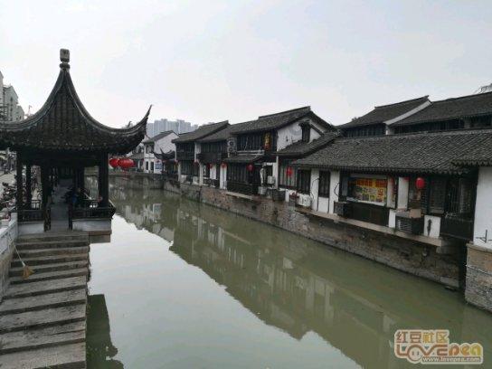 王阳一家三口现身机场 女儿穿粉色外套软糯可爱